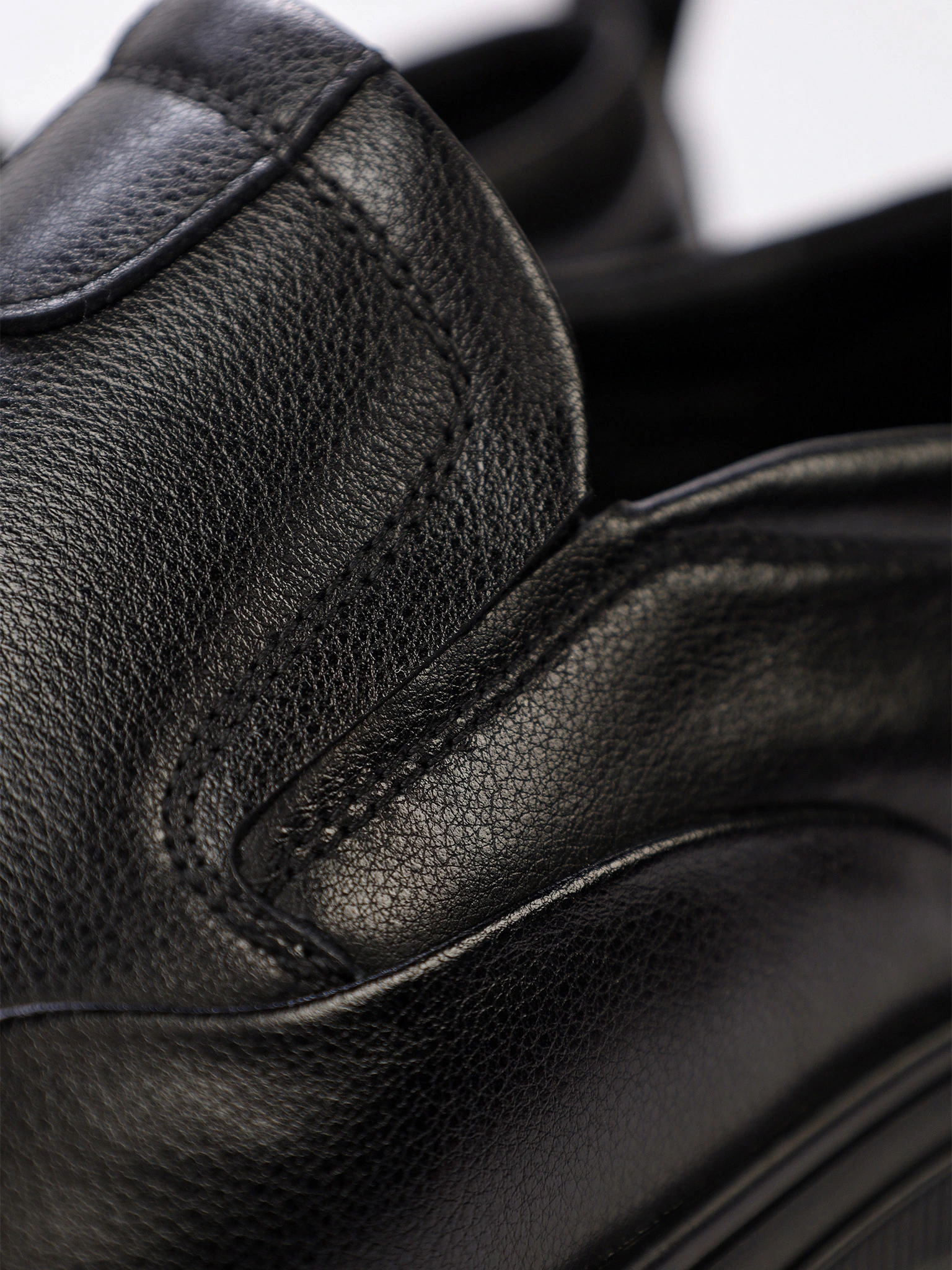 Туфли черного цвета с эластичными вставками